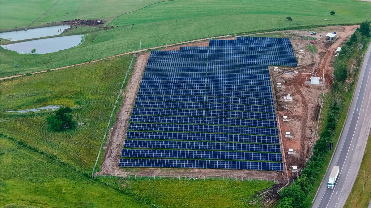 Campo de painéis solares